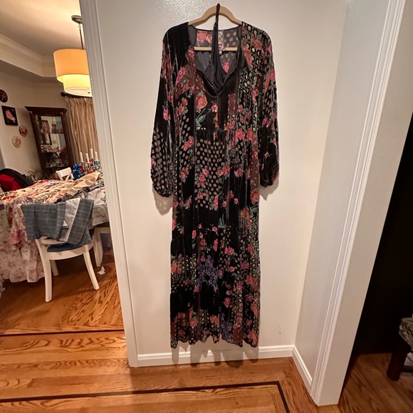 Johnny was
Not sure but it’s Gorgeous and heavy with beautifuliful fabric - Picture 9 of 17